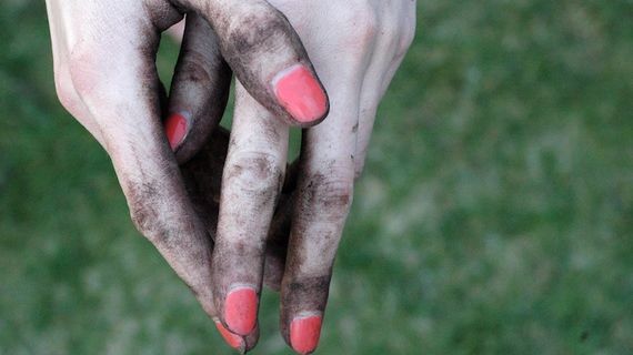 Tânără, supusă la chinuri de neimaginat, de familie: silită să mănânce cenuşa mamei