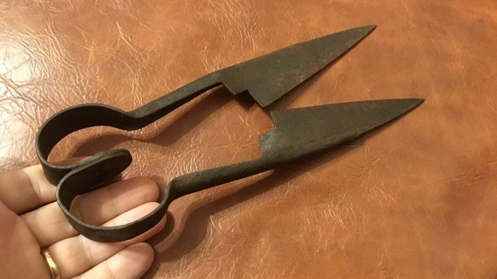 “Îţi tai o ureche dacă ţipi!”. Drama prin care a trecut o fată de doar 14 ani în casa unei rude