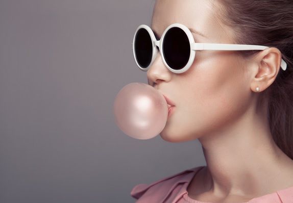 Ce se întâmplă în organismul tău când mesteci GUMĂ. Acum că ştii, o mai consumi?