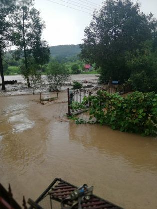 Inundaţiile provoacă tragedii. O femeie din Hunedoara a murit după ce a fost luată de viitură