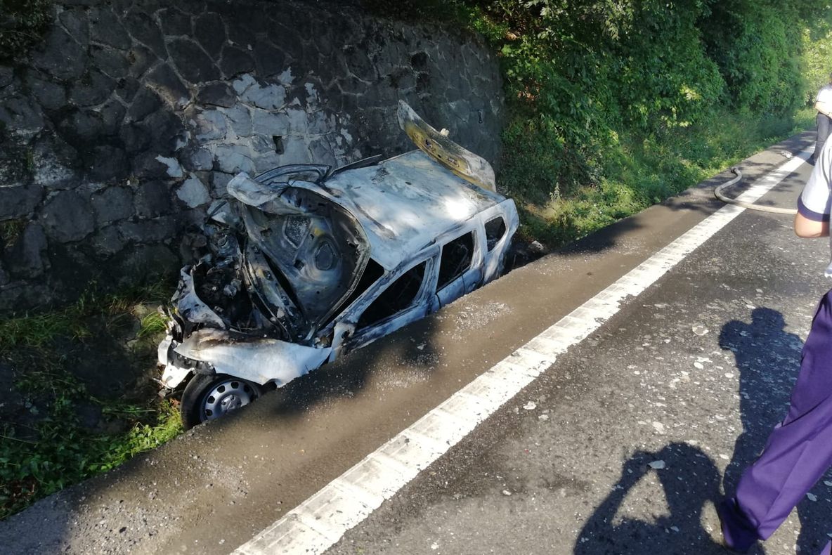 Groaznic accident pe DN7: 5 răniți, inclusiv 2 copii. O mașină a luat foc