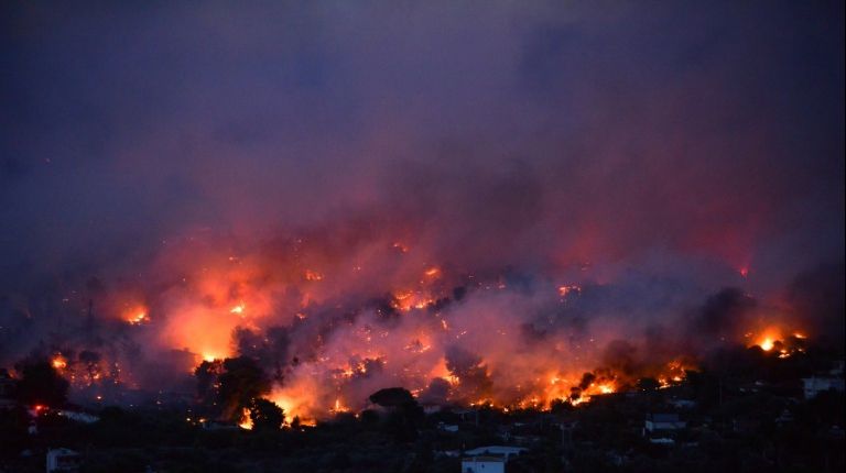 Imagini din avion cu incendiile din Grecia