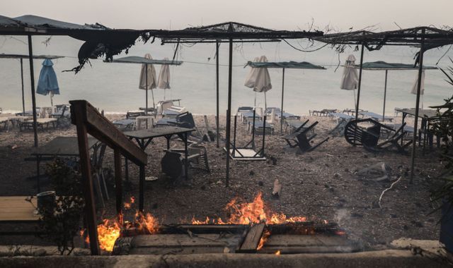 Incendiu în Grecia. Mărturii din infern: "Mi-am luat copilul şi am fugit către mare"