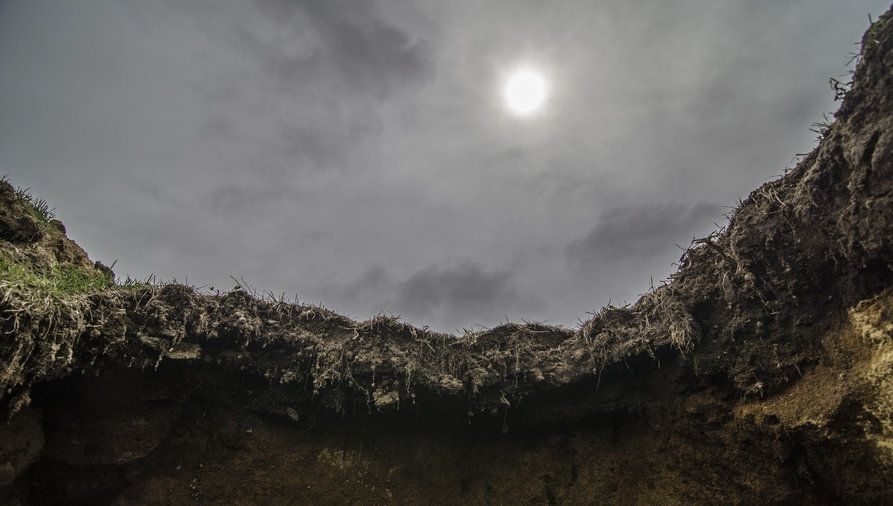 Un bărbat din Iași și-a îngropat iubita de vie, pe un câmp, în toiul nopții. O poveste de coșmar