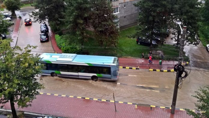 Un cartier din Suceava, inundat în urma ploilor abundente (VIDEO) 