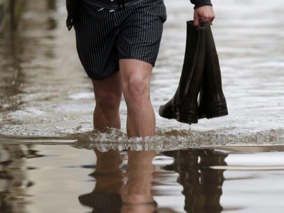 Prăpăd, în ţară, după ploile torenţiale. Pericolul de inundaţii se menţine