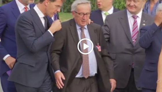 Jean-Claude Juncker, surprins în timp ce se clătina pe picioare, la summitul NATO. Care era motivul?