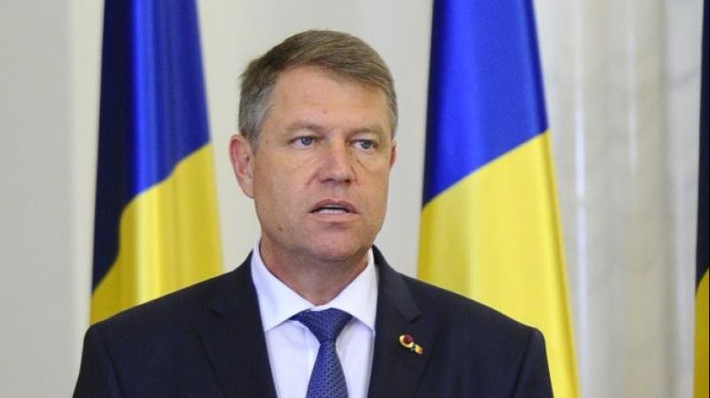 Iohannis atacă la CCR legea privind presemnalizarea prin panouri a maşinilor de poliţie cu radar