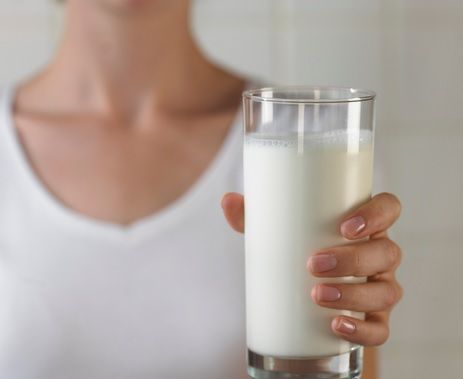 Când trebuie, de fapt, să bei laptele. Avertismentul medicilor!