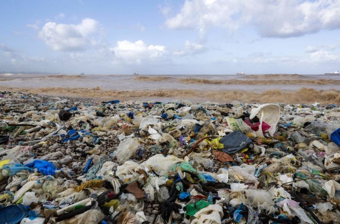 Plaja și marea, sub un val masiv de gunoaie. Imagini șocante pentru turiști și localnici 