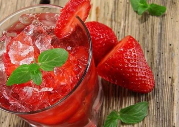 Cum să prepari cea mai bună limonadă de căpşuni şi mentă