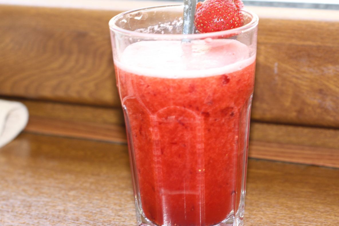 Cum să prepari cea mai bună limonadă de căpşuni şi mentă