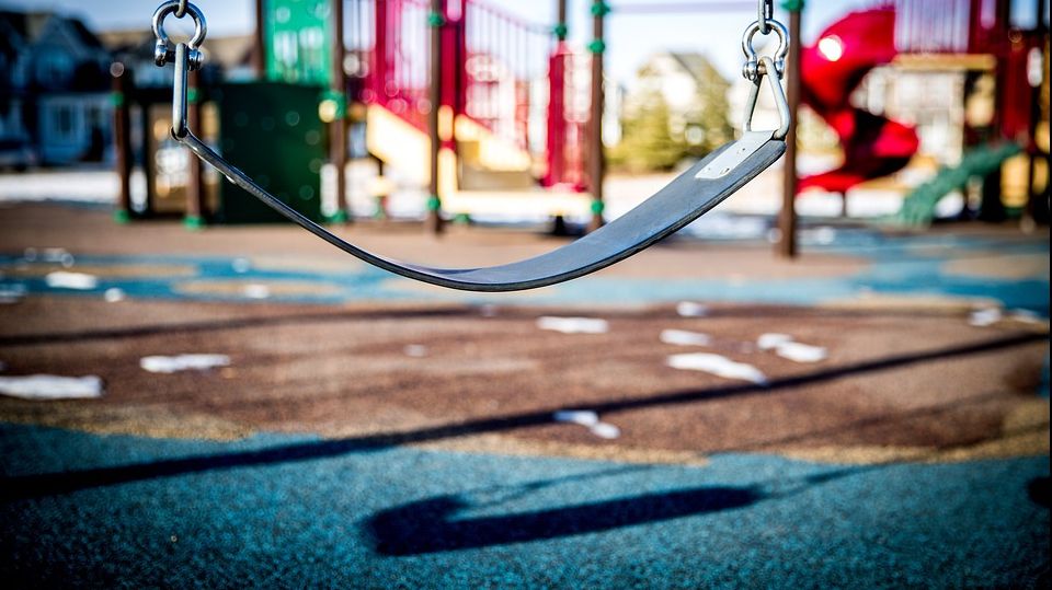 Situație halucinantă. Voluntarii care au curățat un loc de joacă, obligați să returneze gunoiul