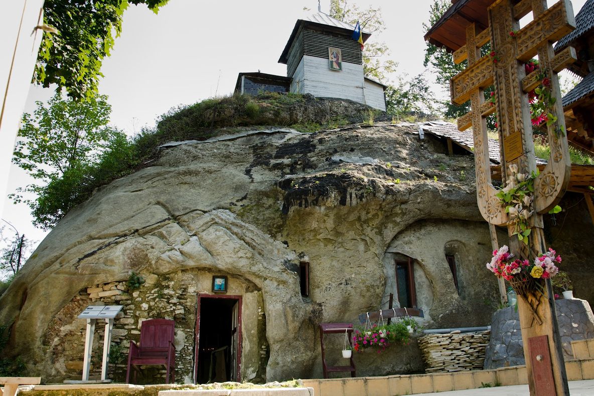 Mănăstirea Cetățuia, locul sfânt unde apa tămăduitoare izvorăște din stâncă, în altar