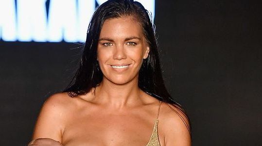 Fotomodelul Mara Martin a alăptat pe catwalk. Imagini incredibile