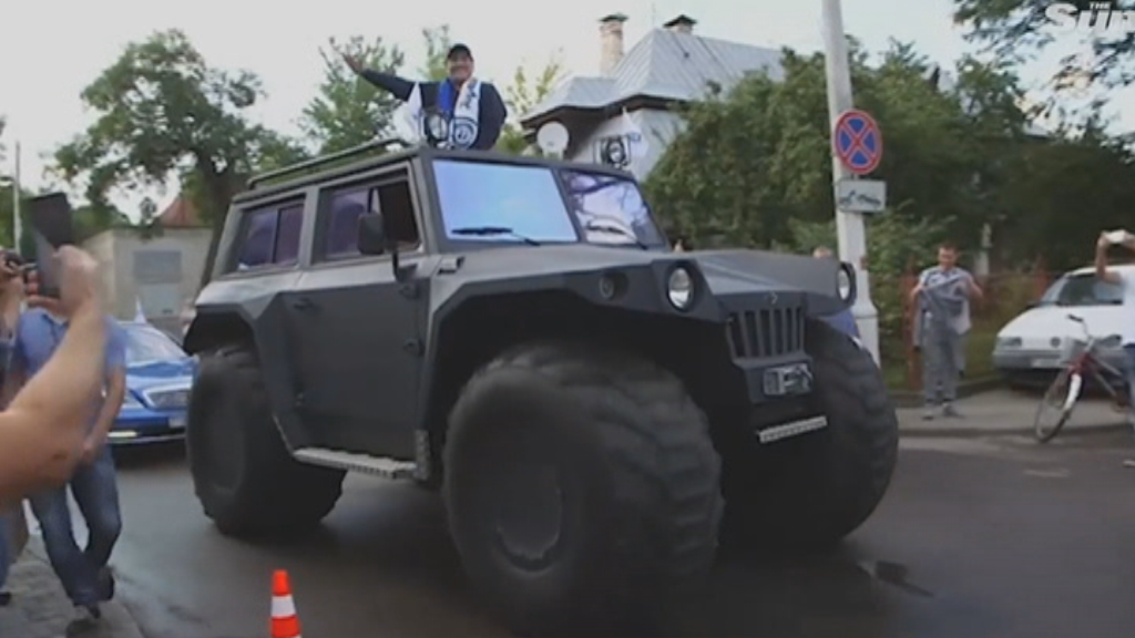 Un Monster Truck a apărut deodată pe străzi. Oamenii au rămas muţi când au văzut cine coboară