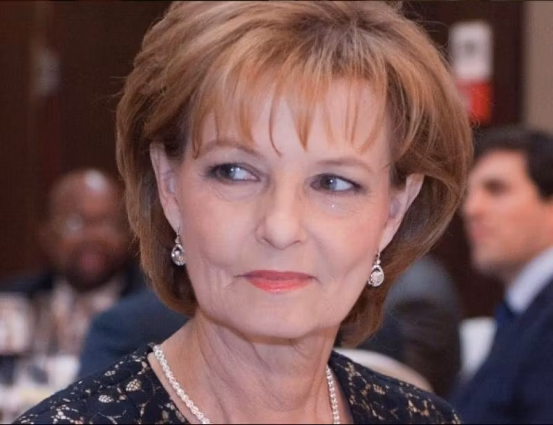 Custodele Coroanei primeşte Ordinul Național Legiunea de Onoare, în grad de Ofițer, din partea Franței