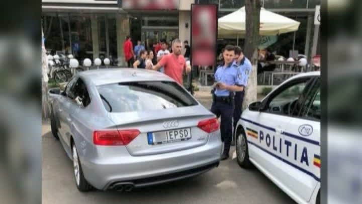 Maşina cu mesaj explicit pentru PSD, filmată de Realitatea TV - IMAGINI 