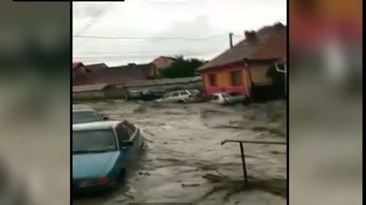 Inundaţiile au făcut prăpăd în ţară: maşini luate de ape, zeci de case distruse. VIDEO