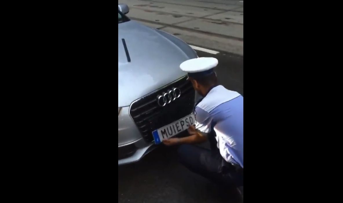 A fost filmat momentul când polițiștii desfac numărul de înmatriculare M..EPSD 
