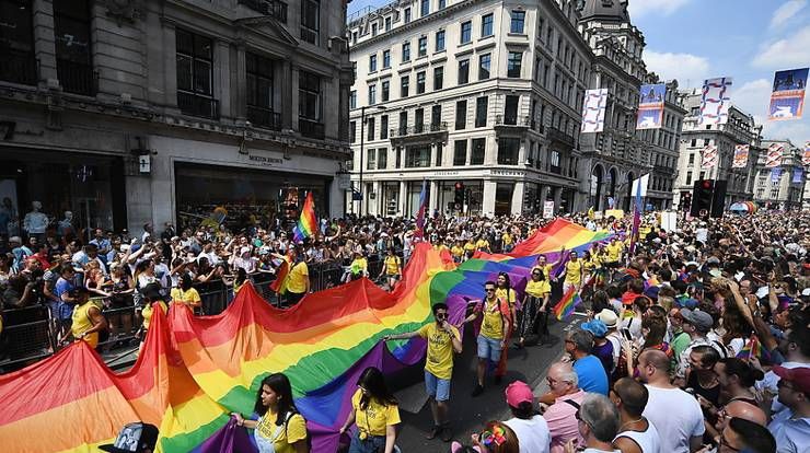 Un milion de oameni la parada gay din Londra. Sărbătoare pe străzile capitalei britanice