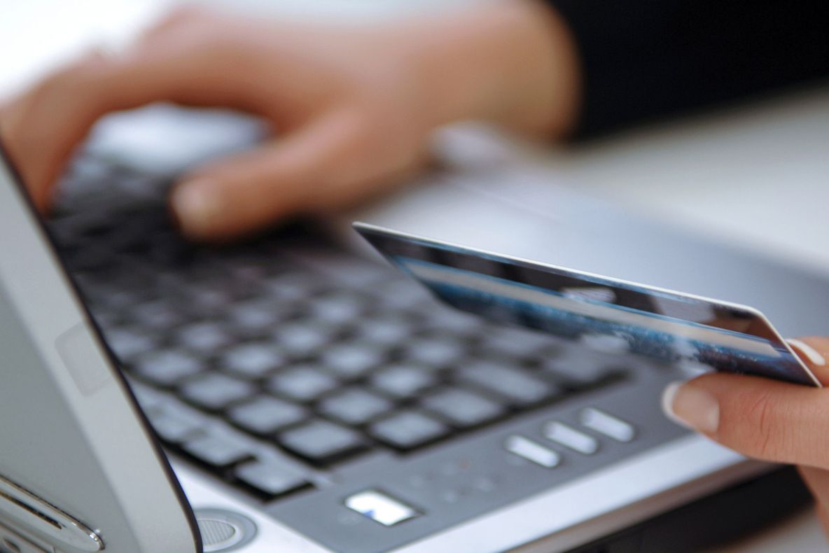 FBI a pus o recompensă de un milion de euro pe capul unui tânăr român 