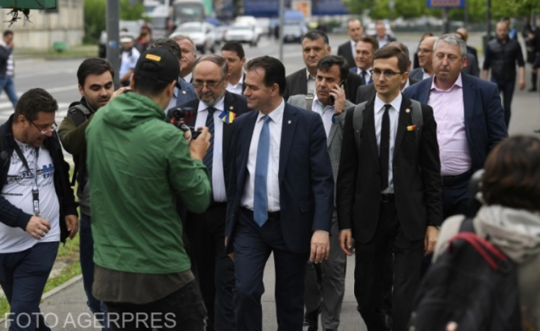 Ludovic Orban nu-şi asumă eşecul moţiunii şi nici "protestul" cu câteva zeci de oameni 