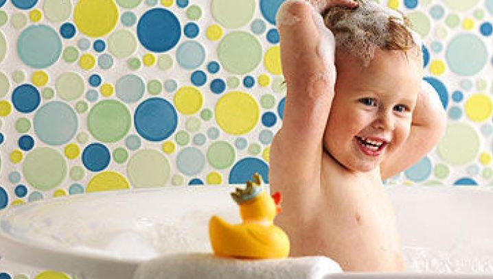 Poţi umbla dezbrăcat în faţa copilului tău? Ce spun experţii