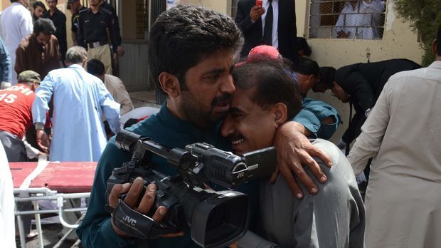 Atac terorist. Cel puţin 31 de morţi într-o explozie revendicată de Statul Islamic 