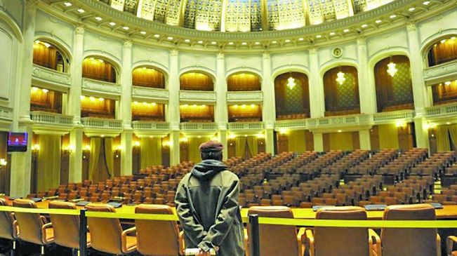 Vacanța politicienilor, aer curat pentru economia României