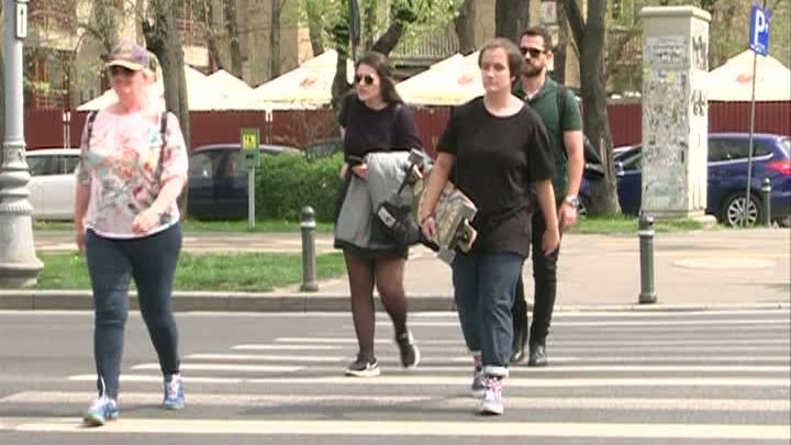 Fără "pisi" sau "păpuşă" pe stradă! Legea care sancționează faptele de hărţuire stradală, votată