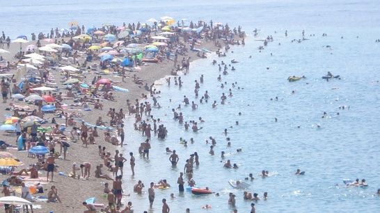 Un copil a murit, după ce castelul gonflabil în care se juca pe plajă a explodat