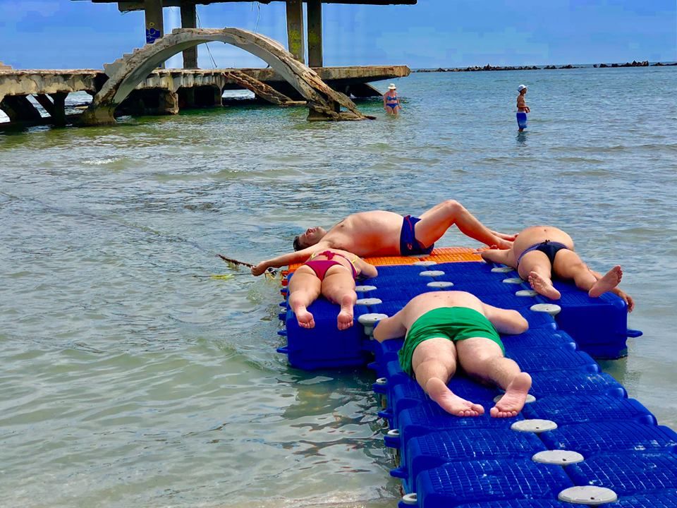 Plaja terapeutică din Mamaia, ocupată de câțiva turiști care nu aveau ce căuta acolo