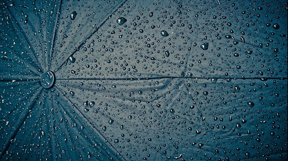 Vreme cu averse și descărcări electrice luni, marți și miercuri. Ce temperaturi vor fi