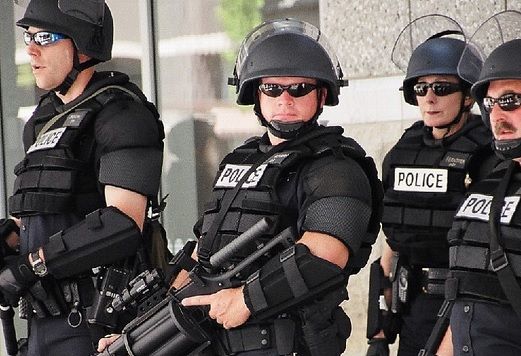 Luare de ostatici într-un magazin din SUA. Atacatorul şi-a împuşcat bunica de 7 ori