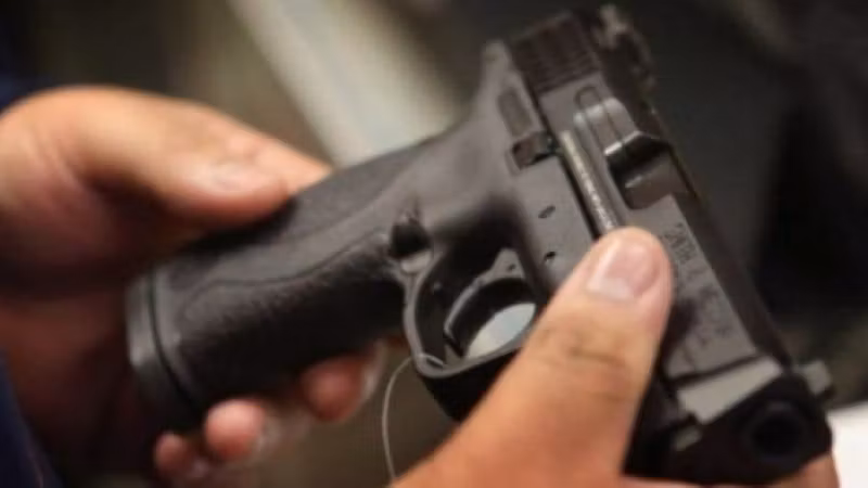 Un poliţist a tras accidental cu pistolul, chiar în sediul Poliţiei. Este cercetat de superiori