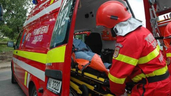 Un copil este căutat de pompieri după ce a căzut într-un pârâu pe care îl traversa cu căruţa