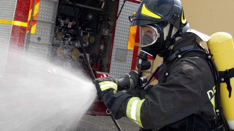 Un autoturism a luat foc în mers, în apropiere de Palatul Cotroceni