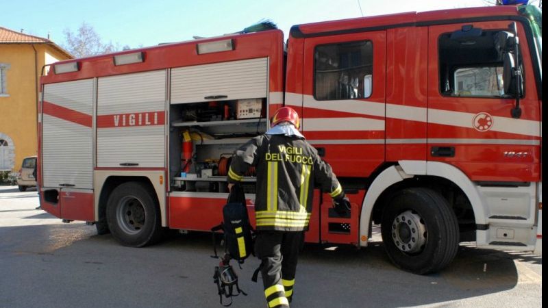 O femeie româncă a murit după ce i-a luat foc apartamentul. Alte 6 persoane rănite
