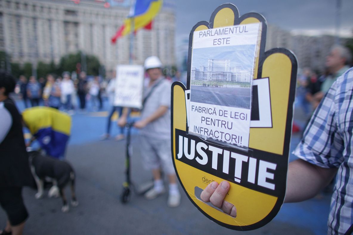 Protest Piaţa Victoriei: "Poporul e suveran. Opriţi legalizarea corupției"
