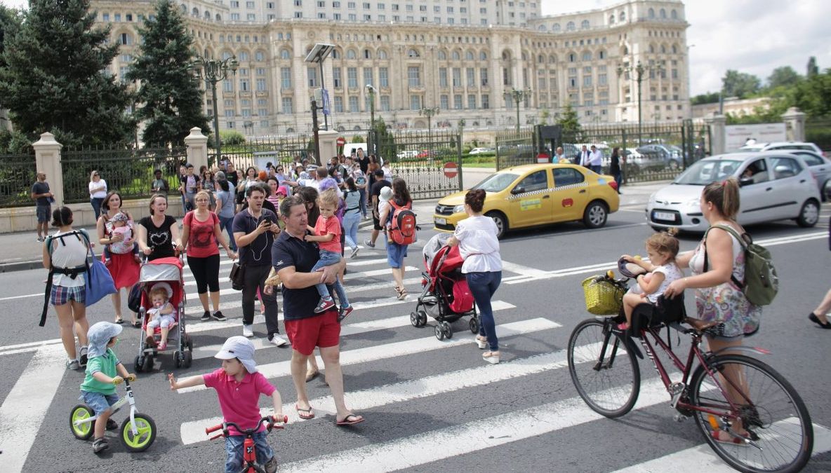 Părinţii spun STOP PENALILOR! Protest pe trecerea de pietoni din fața Palatului Parlamentului