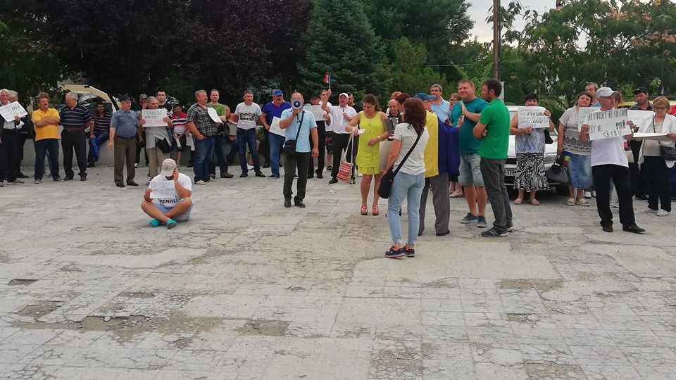 Protestele au ajuns acasă la Dragnea: ”La pușcărie!”, „Dăncilă și Carmen Dan, rușine de Teleorman”