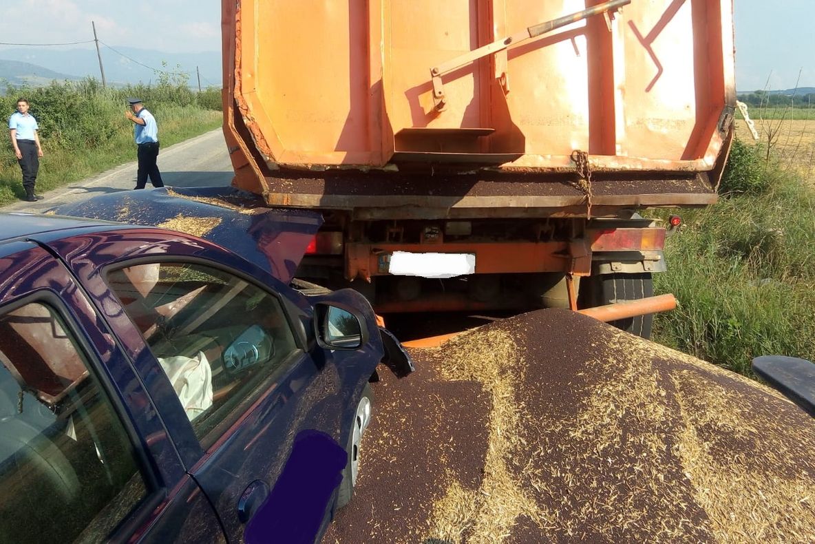 Imagini inedite: un camion cu rapiță a pierdut recolta pe carosabil în urma unei coliziuni 