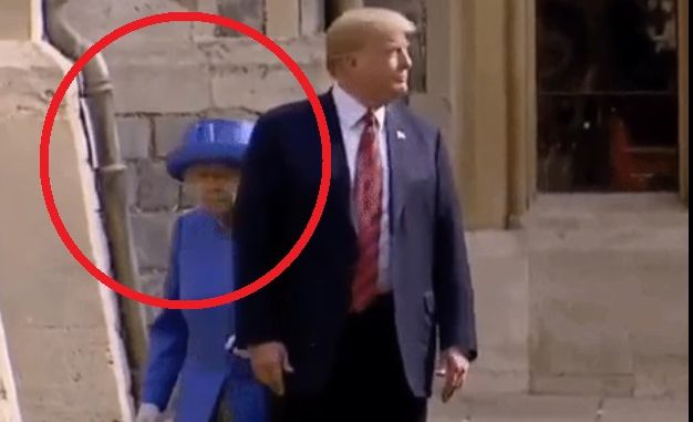 Momentul hilar în care Trump o pierde pe Regina Angliei la doi pași în spate