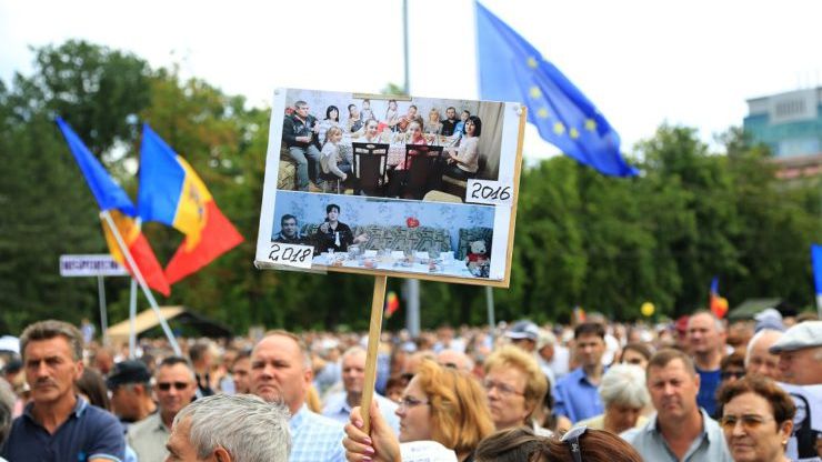 O fotografie tristă de la protestul din Chișinău s-a viralizat masiv pe Internet