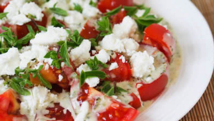 Nutriţioniştii avertizează: ce trebuie să ştii când mănânci brânză cu roşii