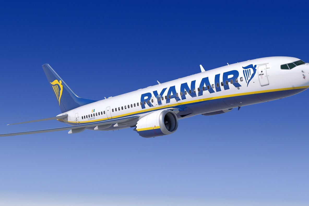 30 de pasageri ai unui avion Ryanair au început să se simtă rău. Pilotul a luat o decizie radicală