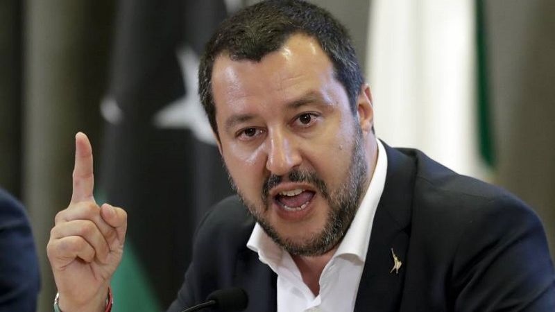 Salvini "loveşte" din nou în migranţi 