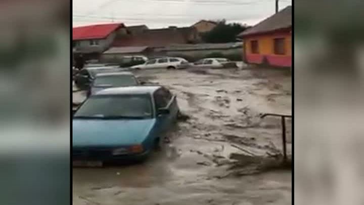 Ploaia a făcut ravagii într-o comună din Braşov: Maşini luate de ape, case inundate