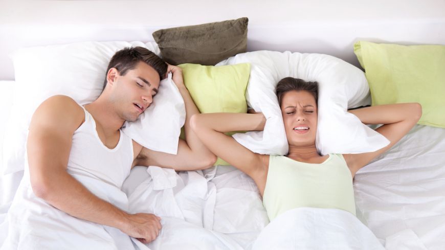 Deranjezi partenerul cu sforăitul tău? Iată 5 alimente care te scapă definitiv de această problemă